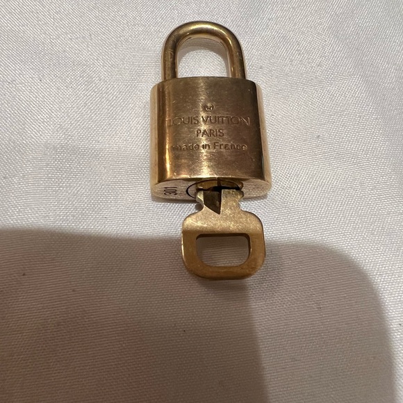 Louis Vuitton # 301 Lock With 2 Keys and Unbranded Chain - Picture 8 of 10